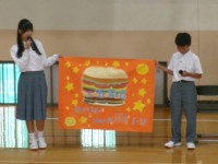 １年生の生徒が学級旗と学級目標を紹介する様子