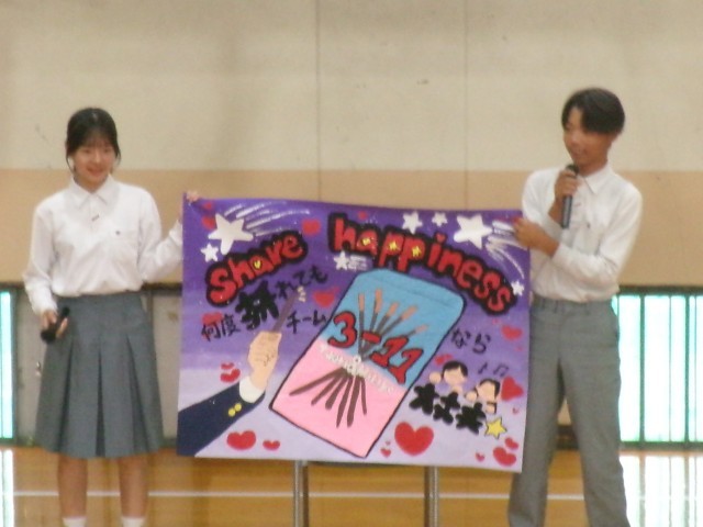３年生の生徒が学級旗と学級目標を紹介する様子