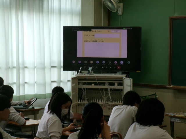 Teamsの会議ツールで生徒が映像を観る様子