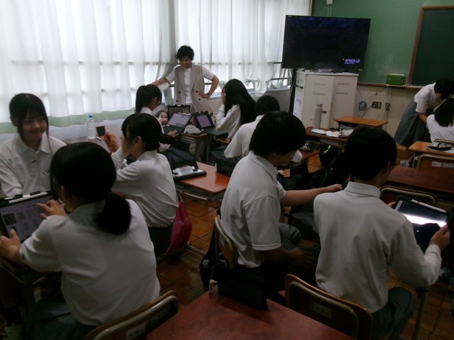 生徒が班になってもりたんに取り組む様子
