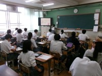 個人のプレゼンをクラスの前で発表する様子