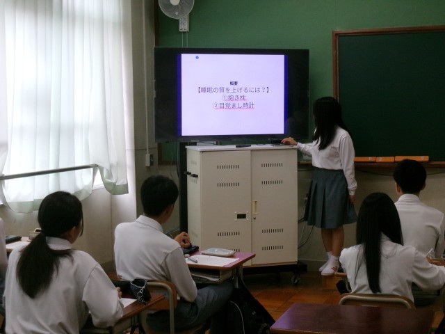 個人のプレゼンをクラスの前で発表する様子