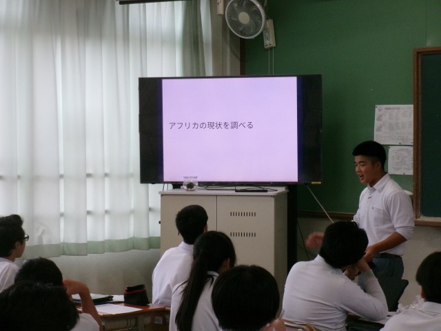 個人のプレゼンをクラスの前で発表する様子