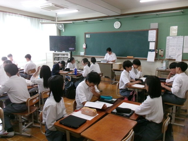 担任の先生がグループを発表する様子