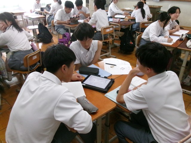生徒がグループ内で今後の活動について話し合う様子