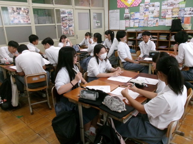 生徒がグループ内で協議する様子