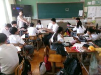担任の先生が説明する様子