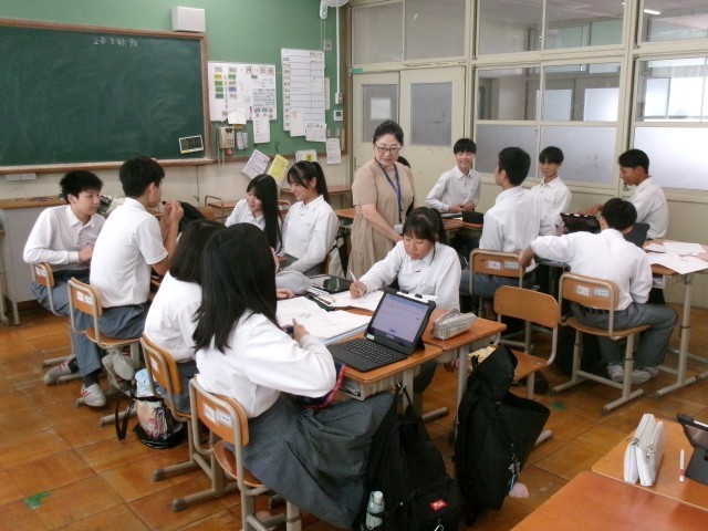 先生の説明を聞いて生徒がグループ学習を進める様子