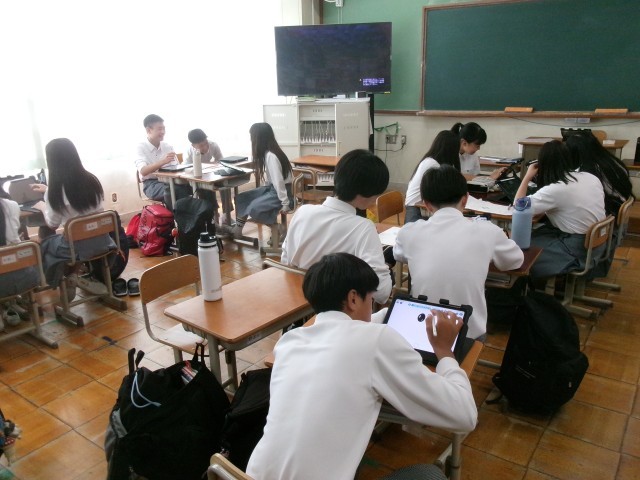 生徒がグループになって学習を進める様子