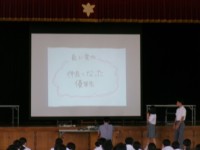 各クラスの代表が１学期のクラスの様子のふり返りを発表する様子