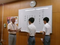 校長先生より生徒が表彰状を受け取る様子