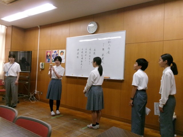 生徒会の代表よりクラスの代表が表彰状を受け取る様子
