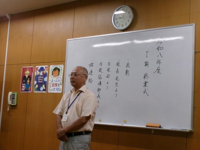 校長先生が挨拶する様子