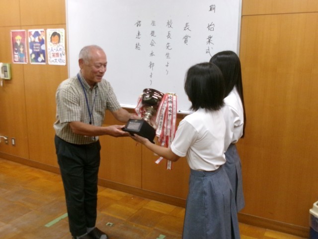生徒が賞状を受け取る様子