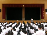文化委員長が合唱コンクールに向けて話をする様子