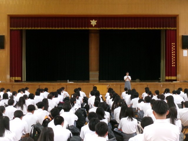 文化委員長が合唱コンクールに向けて話をする様子