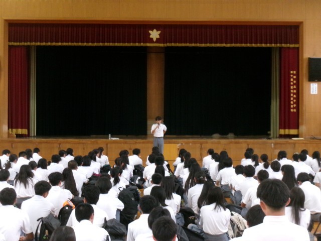 体育委員長が体育大会に向けて話をする様子