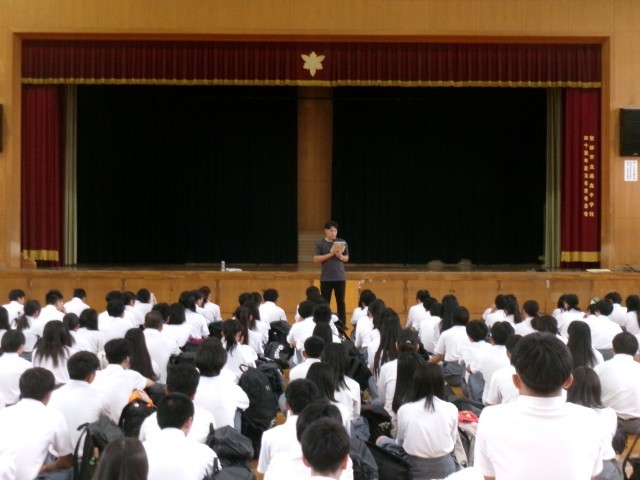 先生が学校生活について話をする様子