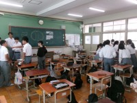 クラスで学年競技の走者を決める様子