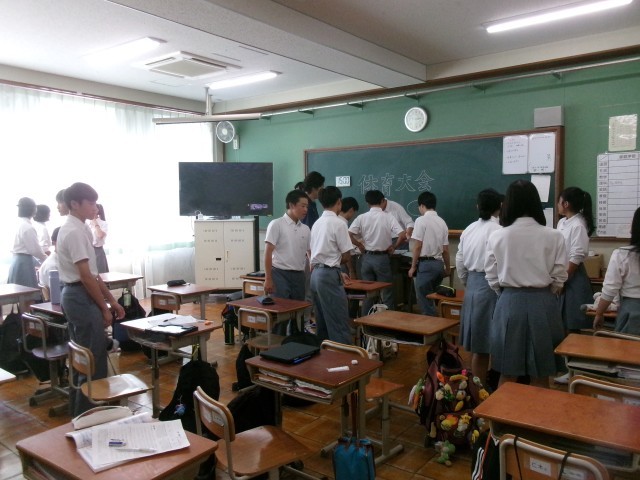 クラスで学年競技の走者を決める様子