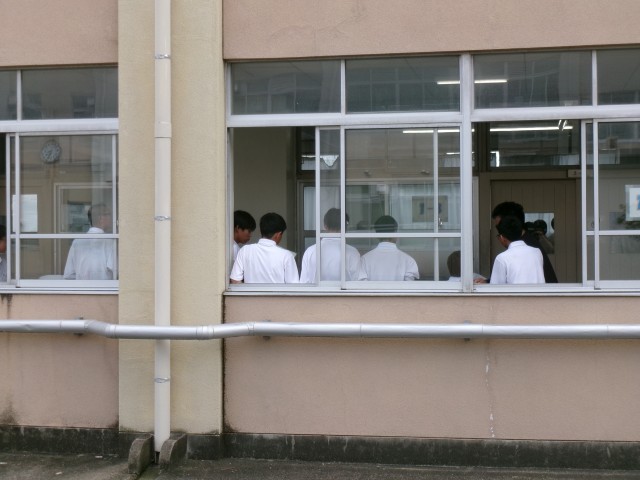 パートに分かれて合唱の練習をする様子