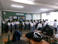 教室で合唱する様子