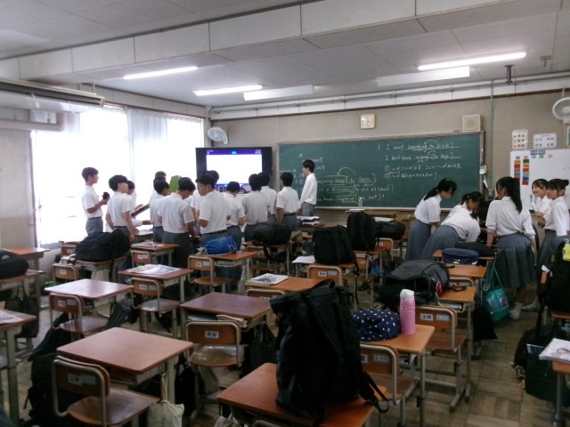 パートに分かれて練習する様子