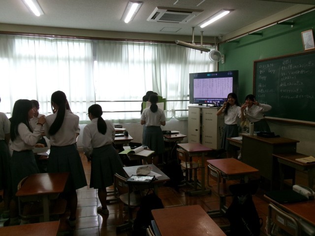パートに分かれて合唱の練習をする様子