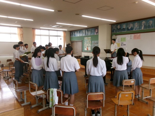 音楽室で合唱練習する様子