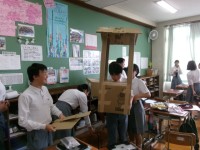 生徒が段ボールを使って工作する様子