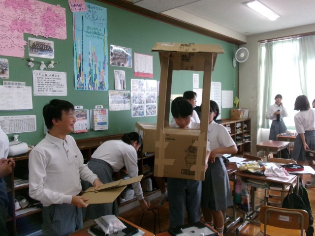 生徒が段ボールを使って工作する様子