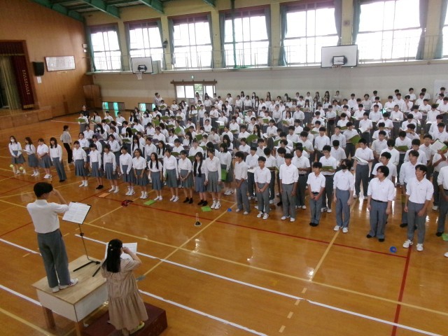 学年合唱を練習する様子