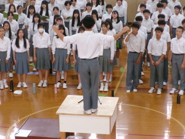 学年合唱の指揮者