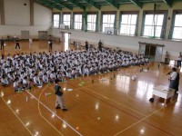 全校合唱の練習をする様子