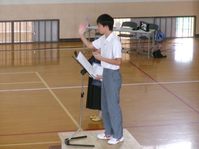 全校合唱の指揮者