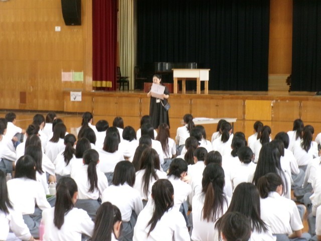 生徒が先生から助言を聞く様子