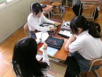 タブレットを見ながら工作を考える生徒の様子