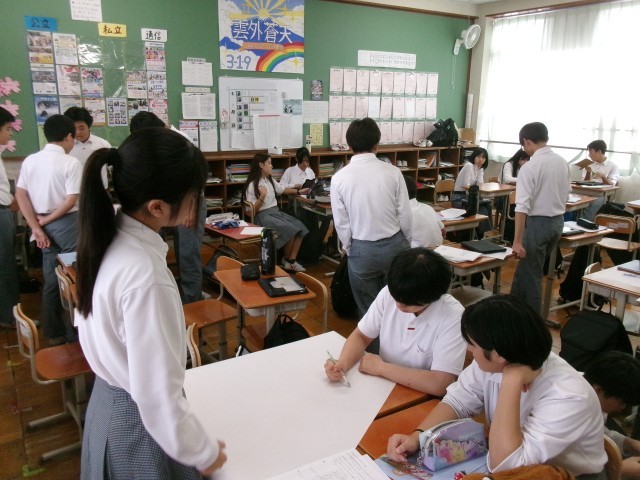 グループでプロデュースを考える様子
