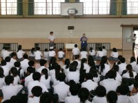 友情出演者が先生の話を聞く様子