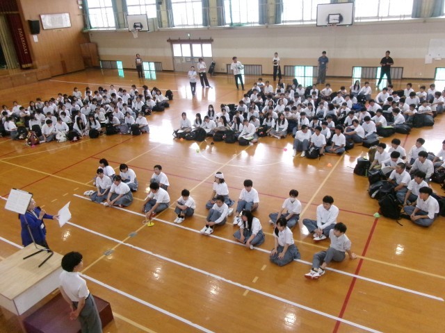 友情出演者が歌い方について話を聞く様子