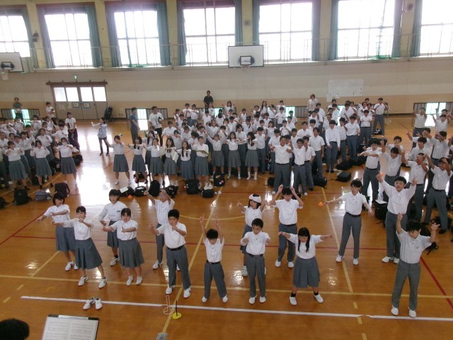 生徒全員で合唱の練習をする様子
