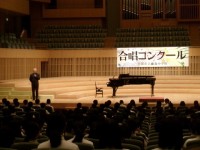 校長先生があいさつする様子