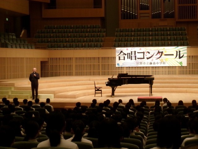 校長先生があいさつする様子