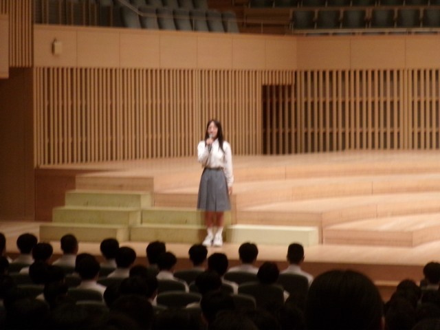 生徒会本部の代表があいさつする様子