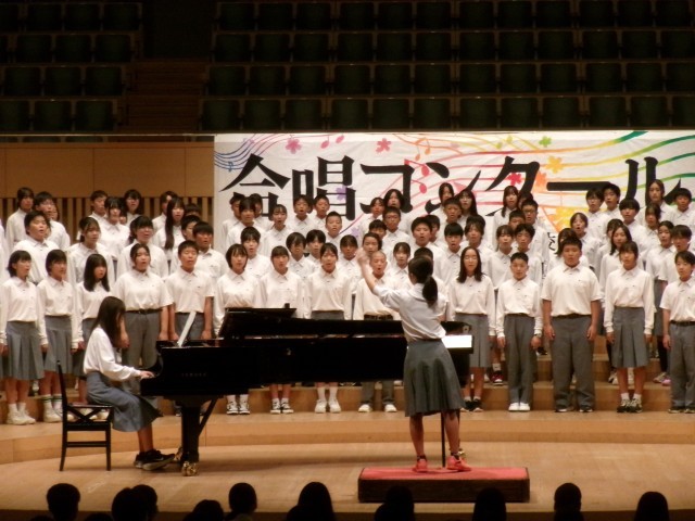 １年生の学年合唱の様子