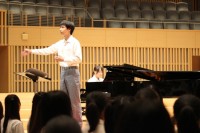 全校合唱の指揮者