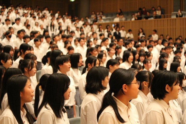 全校生徒が全校合唱で歌う様子