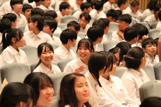結果を聞いて生徒が喜ぶ様子