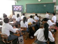 合唱コンクールの映像を見る生徒の様子