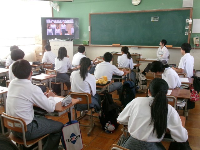 合唱コンクールの映像を見る生徒の様子